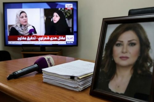 ميزان العدالة وميكروفون يرمزان لقضية مقتل الفنانة هدى شعراوي والجدل حول التحقيقات.